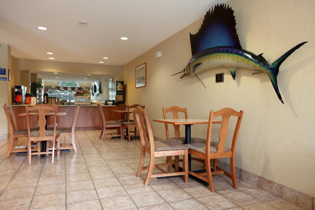 Microtel Inn & Suites By Wyndham Brunswick Restoran fotoğraf